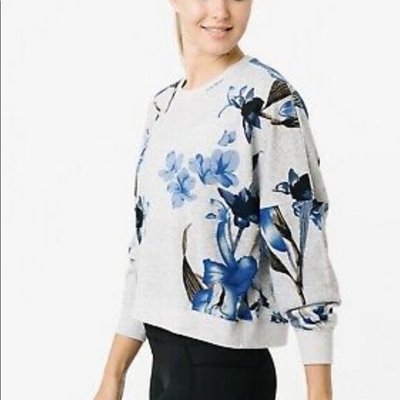 𝅺zyia Active Blue floral crop sweatshirt slouchy oversized small. - Picture 2 of 10